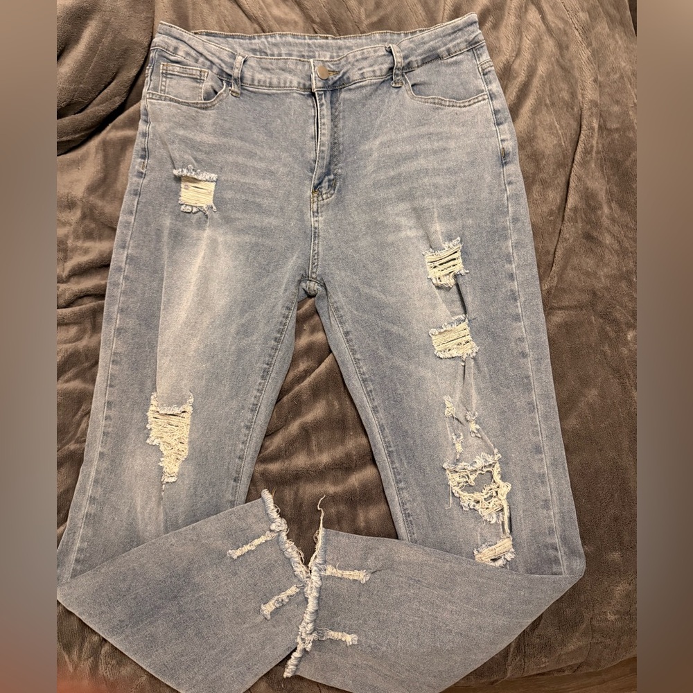 Distressed stretchy cropped jean